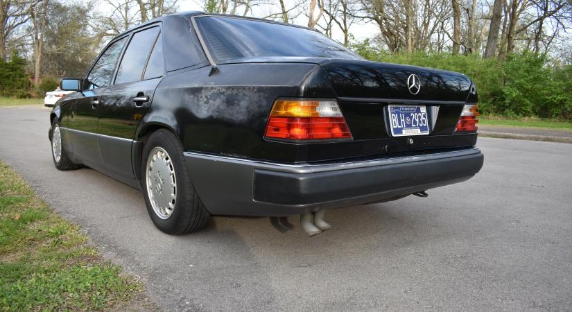 Egy vevő látott fantáziát az 1,8 millió kilométert futott öreg Mercedesben