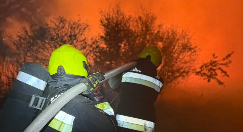 Pillanatok alatt elharapózott a tűz – nagy erőkkel vonultak a tűzoltók