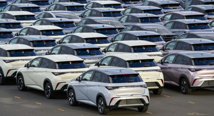 Nagy a baj: még egy kapavágás sem történt, de már büntetnék a BYD-t, egymilliárdot varrhatnak az autógyártó nyakába