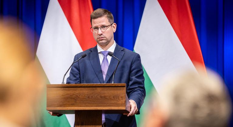 Gulyás Gergely bejelentette, hogy hozzányúltak a stratégiai olajtartalékokhoz, emiatt tartható a védett ár