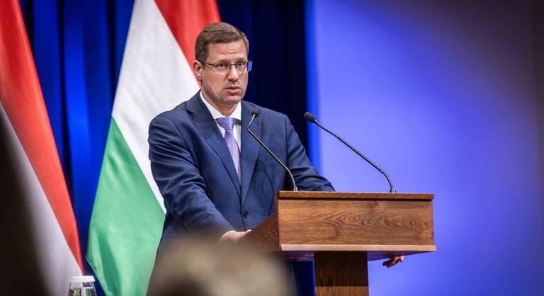 A választások előtt utoljára tartott Kormányinfót Gulyás Gergely - Gulyás Gergely és Vitályos Eszter tájékoztatója