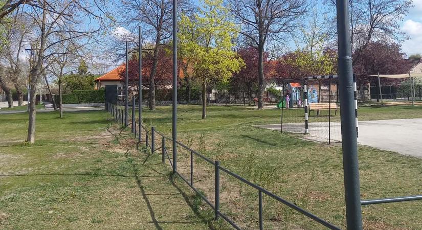 Labdafogó hálót kap a Jubileum téri játszótér focipályája