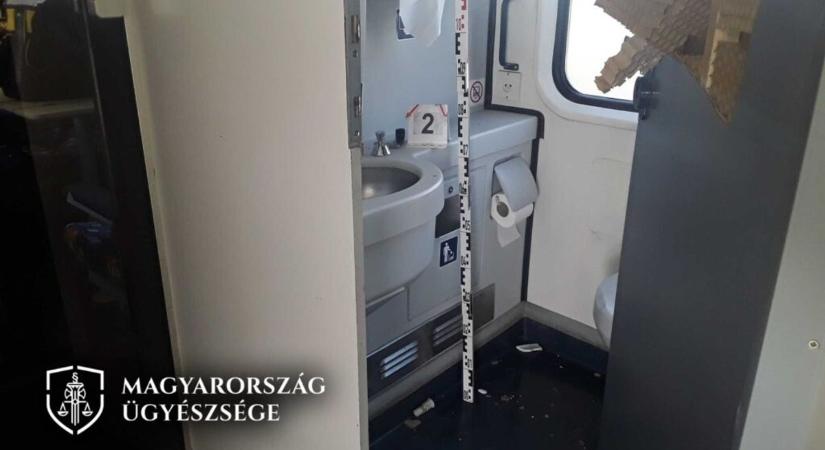 Beszorult a mosdóba, majd rátámadt a kalauzra egy őrjöngő utas a szombathelyi vonaton - fotók, videó