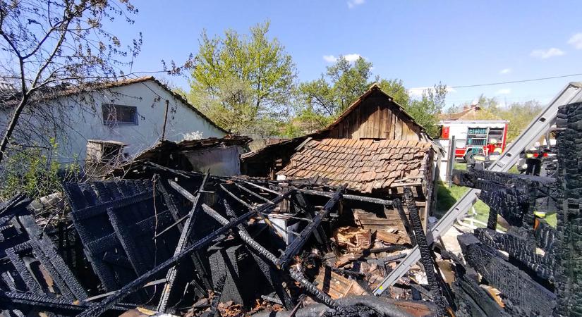 Tűz ütött ki egy békési melléképületben