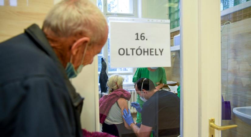A Debreceni Egyetemen is oltják a regisztrált legidősebbeket