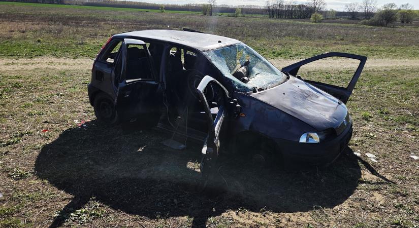 50 méterre a házaktól szétvertek és a sorsára hagytak egy autót Mikepércsen – fotókkal
