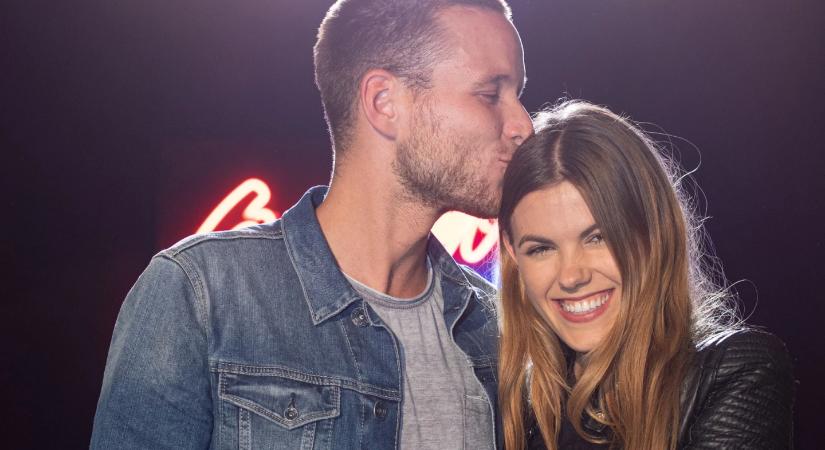 „Ezzel a dekoltázzsal engem is meggyőztél” – így indult Csobot Adél és Istenes Bence kapcsolata