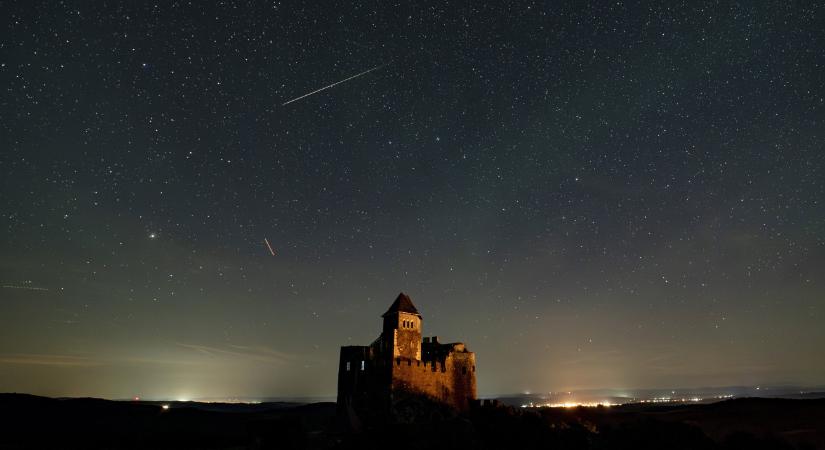 Megindult a találgatás a webkamerán rögzített zölden izzó tűzgömbről