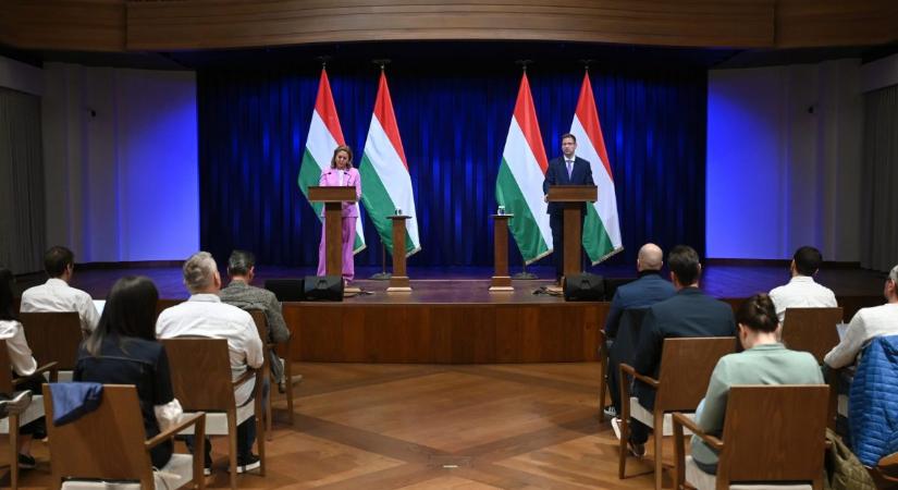 Kormányinfó: Magyar Péter – brüsszeli direktíva szerint – folytatná a “háborúba sodródás politikáját”