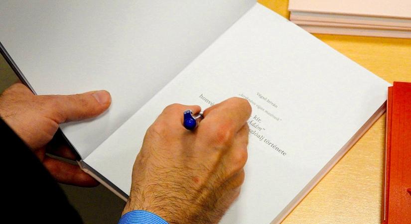 „Kerékpáros vígan masírozik”