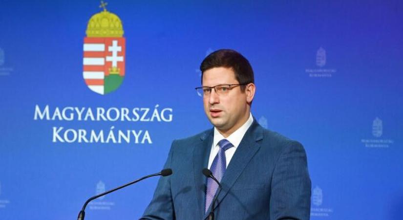 „A kétharmados győzelem a csodák világába tartozik, de vannak csodák” – jelentette ki Gulyás Gergely a Kormányinfón