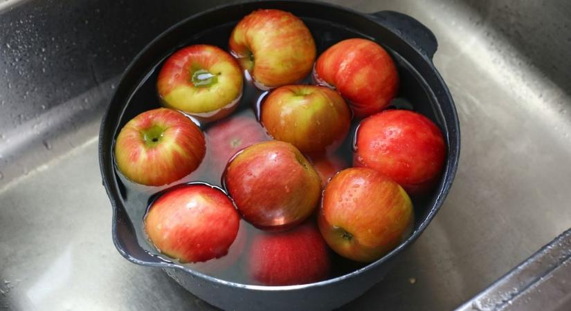 Hogyan mosd meg az almát rendesen? Nem elég csak vízzel leöblíteni