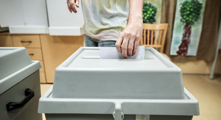 Lefoglalták a „független” Magyar Péter ajánlóíveit, nyomoz a rendőrség