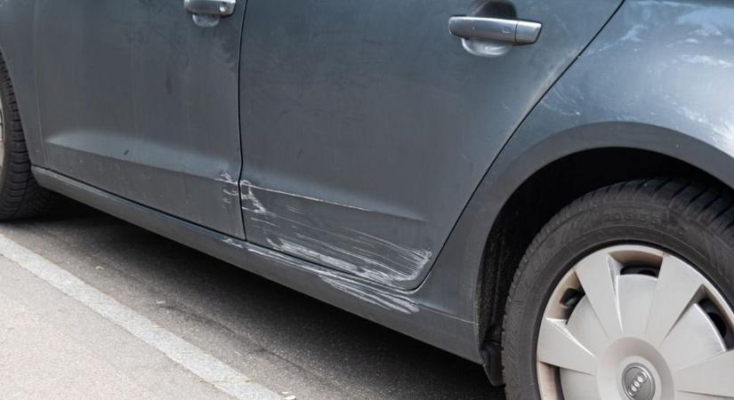 Elképesztő! Kiderült, hogy egy 78 éves nagypapa karcolta össze az autókat Szekszárdon