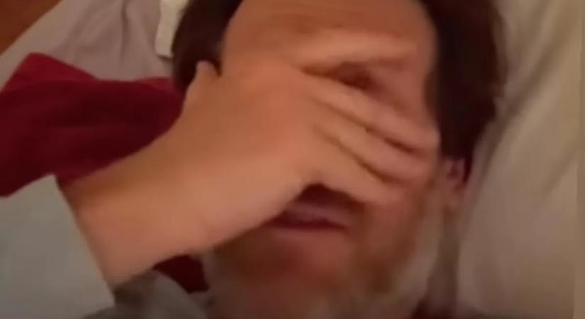 Bebújt a nyuszi a férfi ágyába: amikor a takaró alá néz, leesik az álla