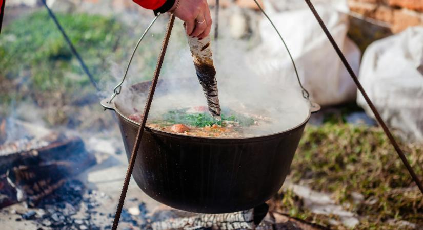 Füstös ízek és a szabadság illata: nézd meg retró galériánkban a magyar bográcsozásokat