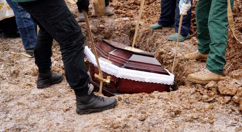 Két nő verekedett össze elhunyt szeretőjük koporsója mellett