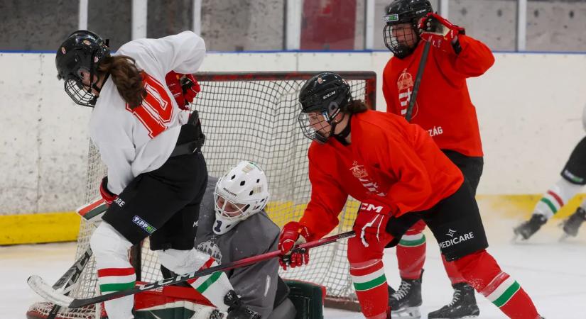 Jó hangulatban készül női hokiválogatottunk a hazai vb-re