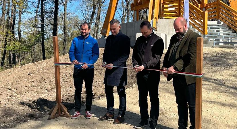 Birtokba vették a kirándulók az új Várhely kilátót - fotók