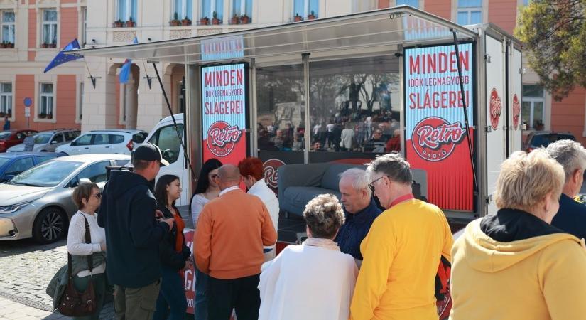 Vágó Piros rádiós is itt volt Szekszárdon, és evett a rekordhosszúságú kalácsból (videó)