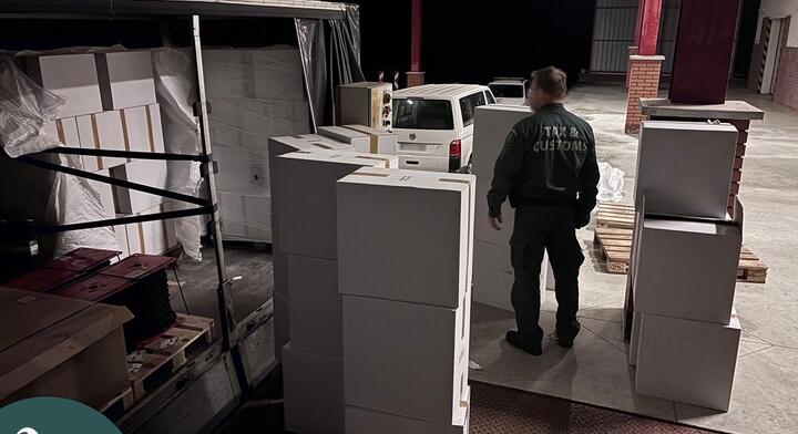 Hatvanezer doboz csempészcigarettát találtak Magyarországon egy ukrán teherautóban