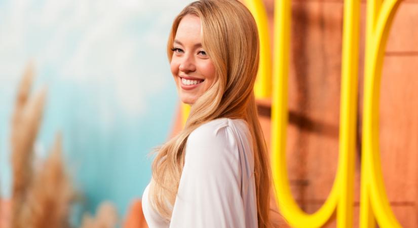 Sydney Sweeney fehér, uszályos ruhája egyszerűen mesés, mindenki őt nézte