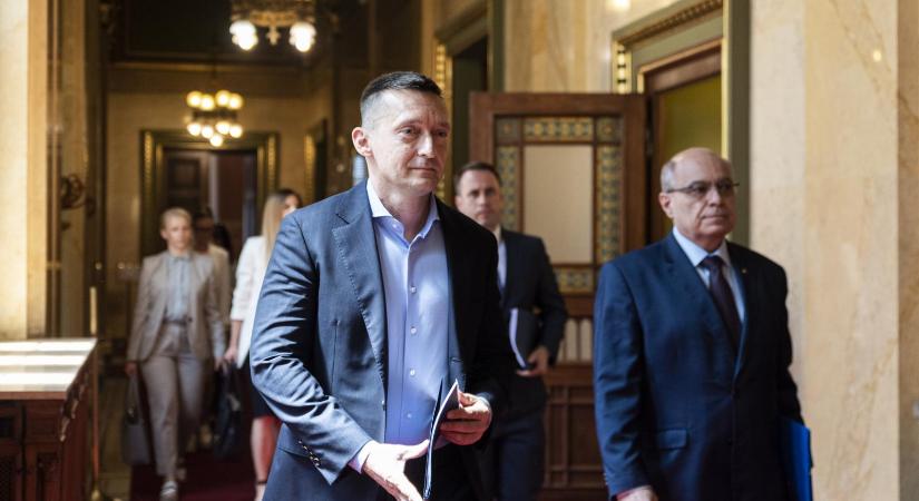 Átlátszó: Rogán Antal „zsarolható hackerei” között lehet keresni a Tisza Párt informatikusainak a beszervezőjét