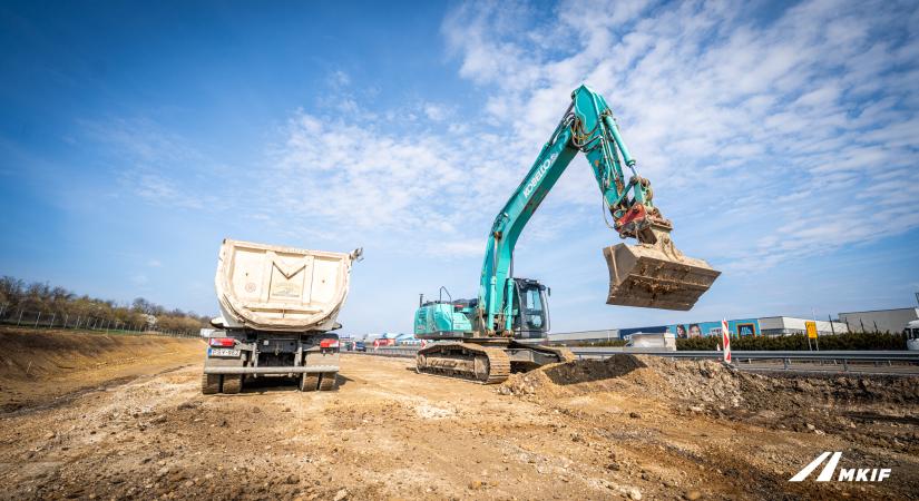 Elkezdődött a burkolat alatti pályaszerkezet bontása Biatorbágynál