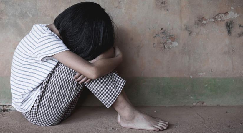 Megerőszakolta nevelt lányait és barátnőit a férfi, súlyos büntetésről döntöttek Győrben