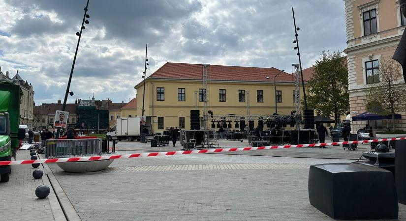 Már készül színpad a Dósa nádor téren, Orbán Viktor Debrecenbe jön! – fotókkal