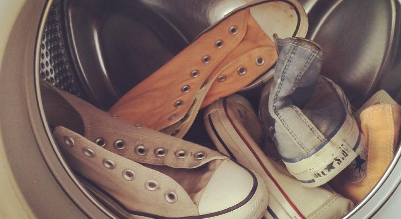 Így mossa ki a cipőt mosógépben anélkül, hogy tönkremenne