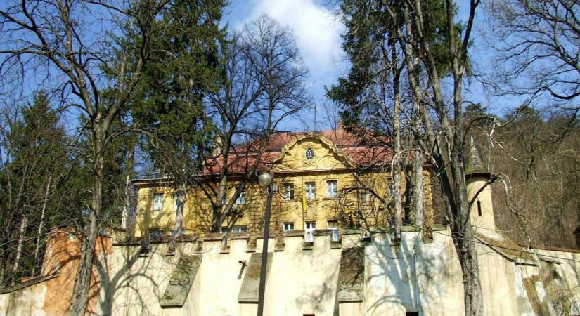 A Hadházy Ákos által kiszúrt dubicsányi kastélyt már csak a választások után adhatja el a MÁV