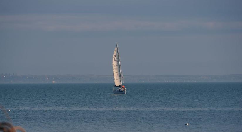Viharjelzés van érvényben a Balatonnál