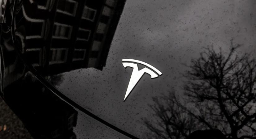 Reuters: Egy új kisebb, olcsóbb SUV-on dolgozik a Tesla