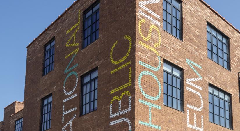 Bekövetkezett az, amitől sokan féltek: összeomlóban az amerikai szociális lakhatás, befagytak vagy késnek a pénzek