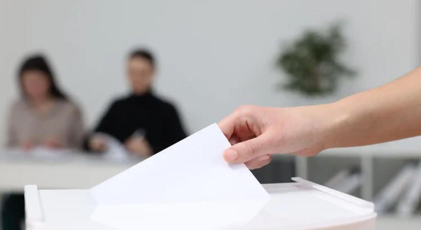 Választási csalás gyanúja Vas megyében: Lefoglalták a „másik” Magyar Péter íveit