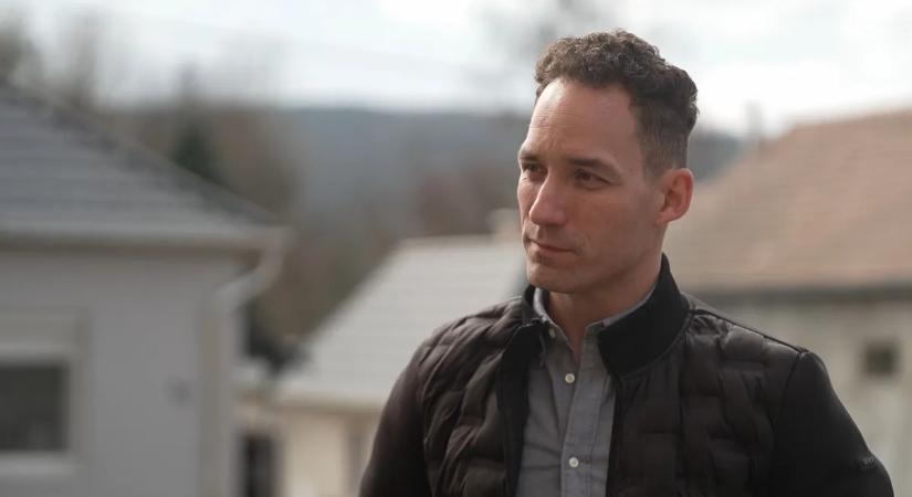 „Az elmúlt 10 év aranyidőszak volt” – Ételt oszt és a javításokba is besegít Sajóbábony polgármestere