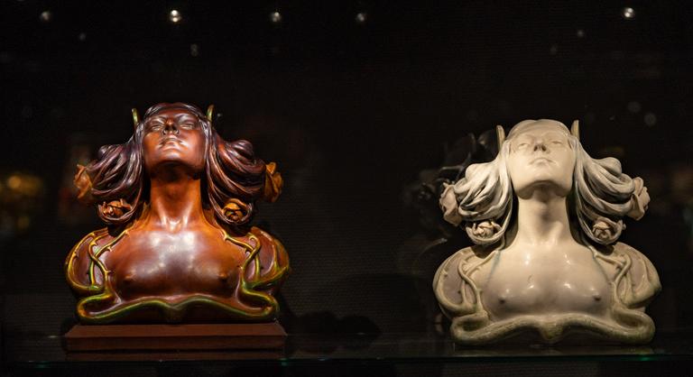 A mű teljes döbbenetet váltott ki a leplezetlen erotikus kisugárzása miatt