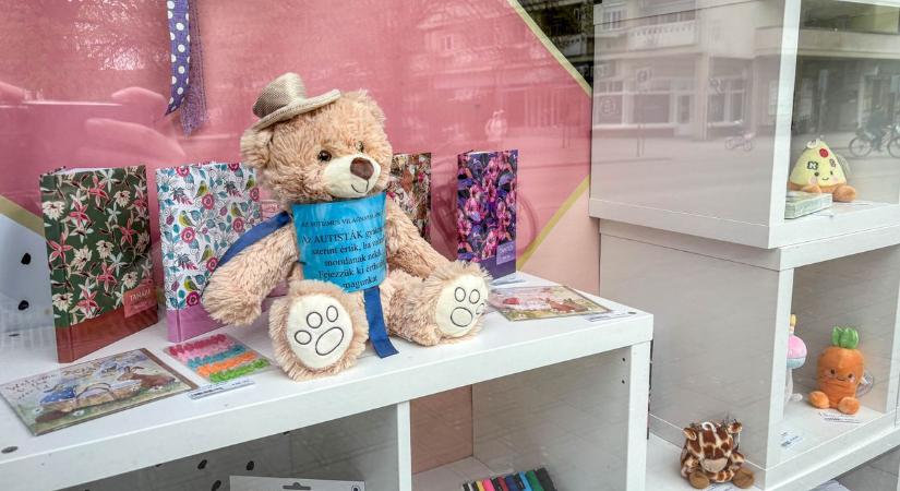 Száz óriásmaci szállta meg Szolnokot: különleges üzenetekkel várják a járókelőket a kirakatokban