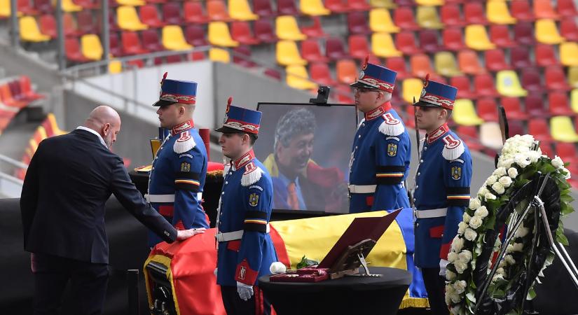Stadiont neveznek el Mircea Lucescuról – Több százan rótták le a kegyeletüket