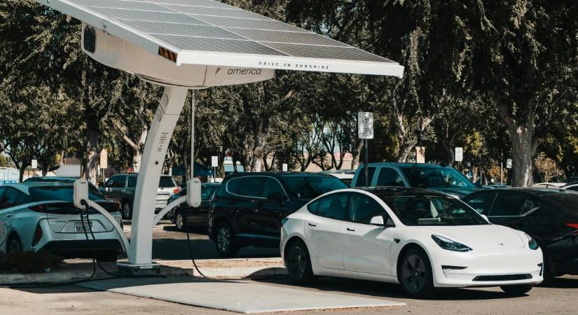 Teljesen új, olcsóbb modell fejlesztésén dolgozik a Tesla