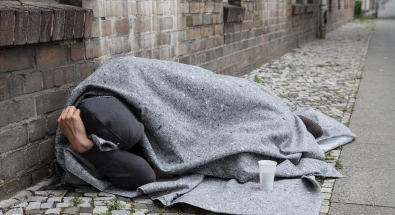 Döbbenetes fordulat: Utcára került az énekesnő alkoholista bátyja