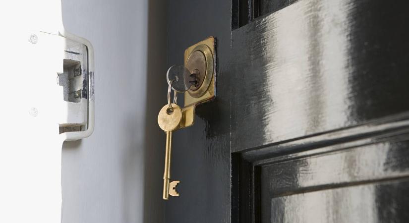 Súlyos hiba: ezért nem szabad a kulcsot belülről a zárban hagyni éjszakára