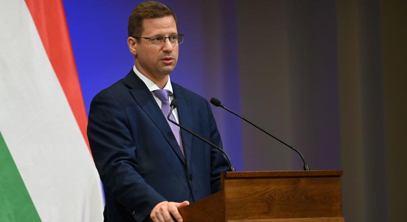 A kormány mindent megtesz a védett üzemanyagár és a rezsicsökkentés megvédése érdekében – mondta Gulyás Gergely a Kormányinfón