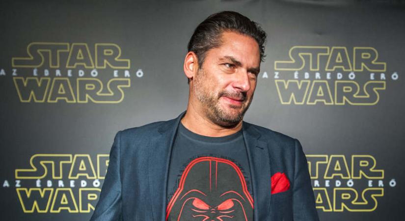 Ezt nem láttuk jönni: a félmeztelen Árpa Attila a választási csalások elkerüléséhez ad tippeket