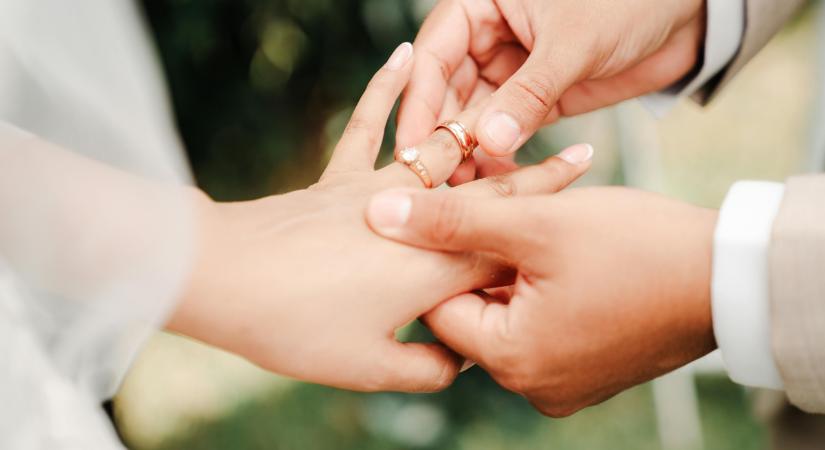 Szem nem maradt szárazon: az életmentő műtét előtt mondta ki a boldogító igent a nagybeteg férfi