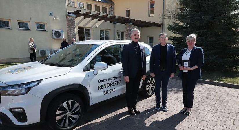 Mészáros Lőrinc ismét támogatta Bicskét: új hibrid autót kapott az Önkormányzati Rendészet – a helyiek biztonsága az első!