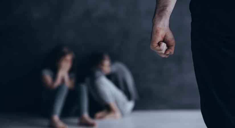 Nem kímélte nevelt lányait és barátnőjüket sem az erőszakos férfi