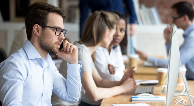 Kimondták, amitől mindenki tartott: már azoknak a munkáját is átveheti az AI, akik eddig teljesen biztonságban hitték magukat