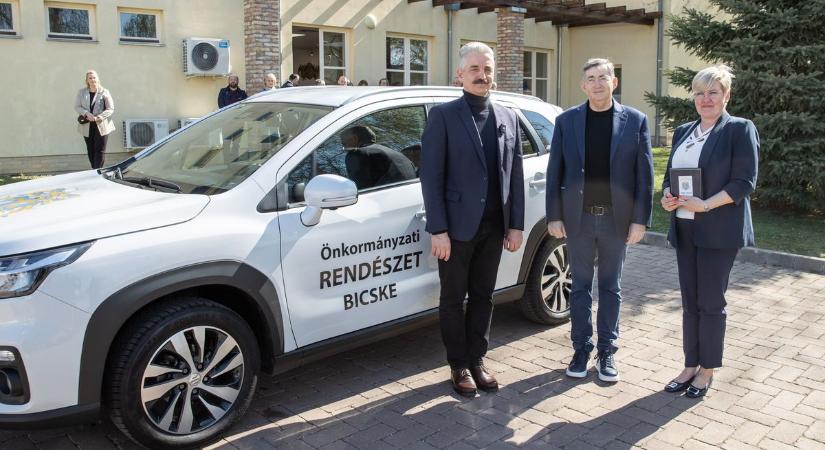 Nézze meg, milyen autót adományozott Mészáros Lőrinc Bicskének! (galéria)